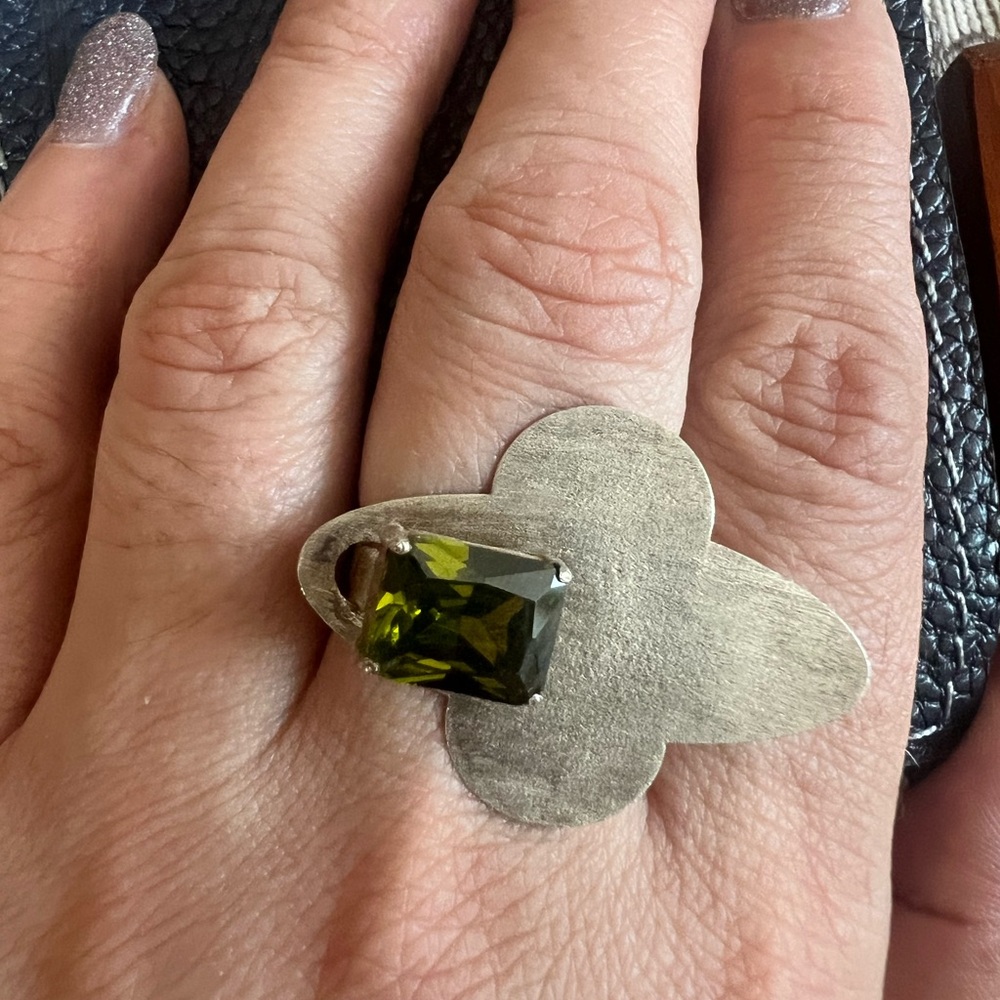 Flower Ring – 925 Sterling Silver with Green Peridot (Size 7.5)